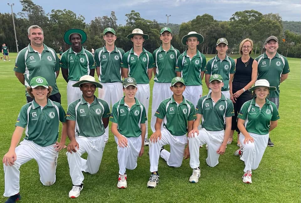 Junior team in NWCC greens with coaches